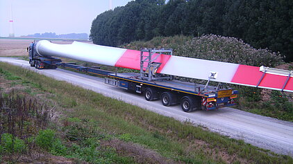 Anlieferung eines Rotorblatts mit dem LKW