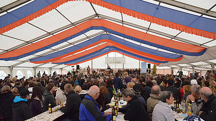 Großes Festzelt mit vielen Personen bei der Einweihungsfeier