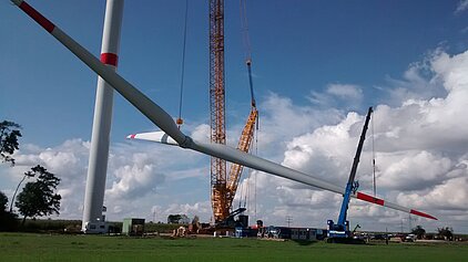 Montage der Rotorblätter mit Kran