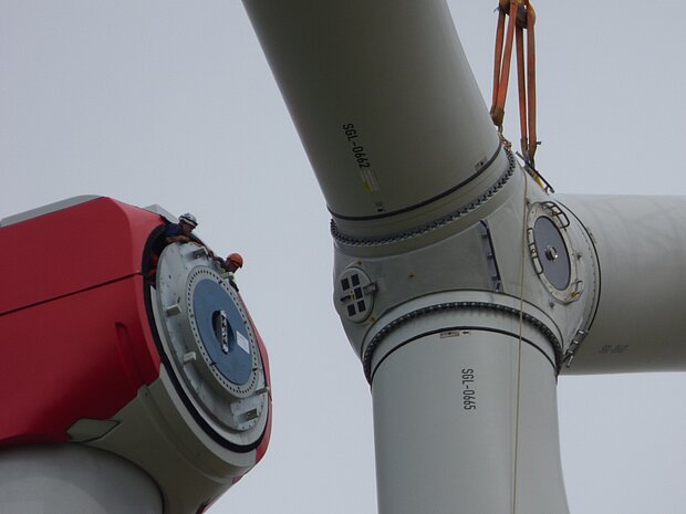 Nabe und Rotorblätter einer Windenergieanlage im Bürgerwindpark Gollhofen-Rodheim während Montage oder Wartung aus nächster Nähe.