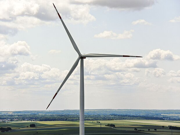 Luftaufnahme eines Windrates bei einem bewölktem Himmel