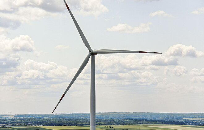 Luftaufnahme eines Windrates bei einem bewölktem Himmel