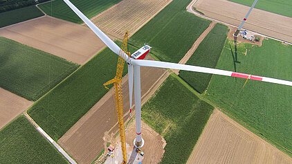 Drohnenbild während der Blattmontage mit großem Kran