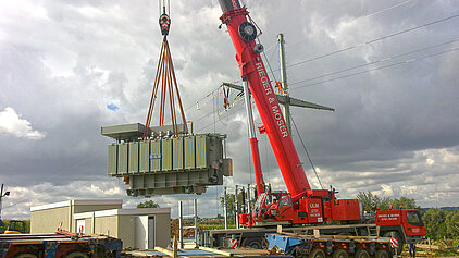 Installation des Trafo am Umspannwerk mit dem Kran