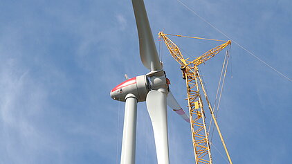 Installation der Rotorflügel mit dem Kran