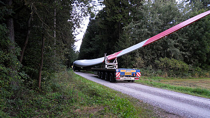 Anlieferung eines Rotorblatt mit dem LKW