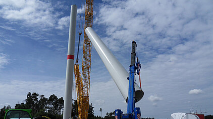 Montage des Stahlturm mit Kran