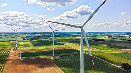 Drohnenbild des Windparks auf Höhe des Rotors