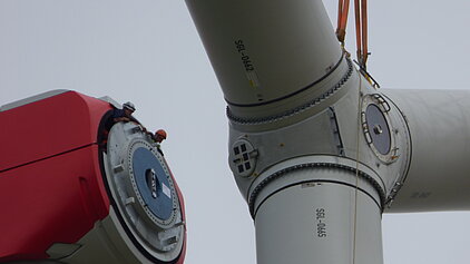 Montage der Rotorblätter an einer Windenergieanalge