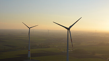 Aussicht vom Windrad mit Blick auf zwei Windräder