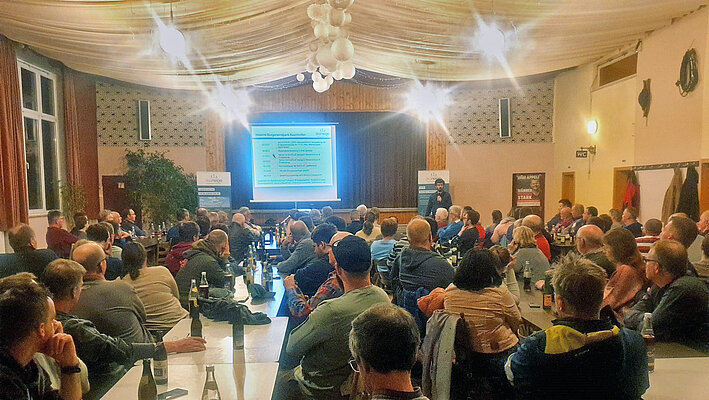 Bild mit den Teilnehmern der Infoveranstaltung zum Bürgerwindpark Auernhofen