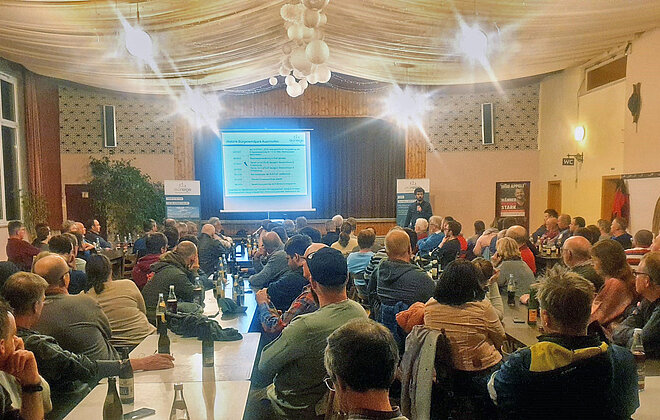 Bild mit den Teilnehmern der Infoveranstaltung zum Bürgerwindpark Auernhofen