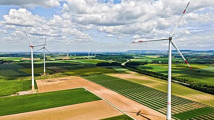Drohnenbild des Windparks auf Höhe des Rotors