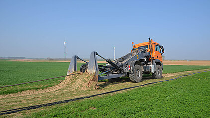 Fahrzeug beim Verlegen der Kabel