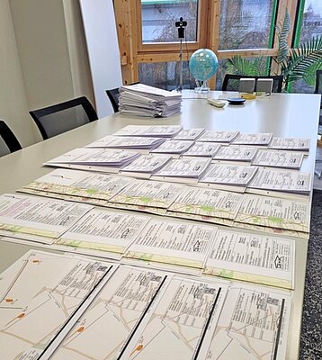 Anträge die auf einem Tisch im Landratsamt zu sehen sind.